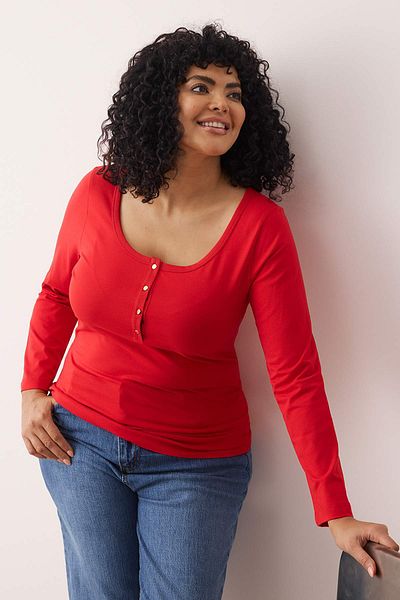 Trendyol Curve Rote, gestrickte, figurbetonte Bluse mit Knopfdetail in Übergröße TBBAW26AF00008