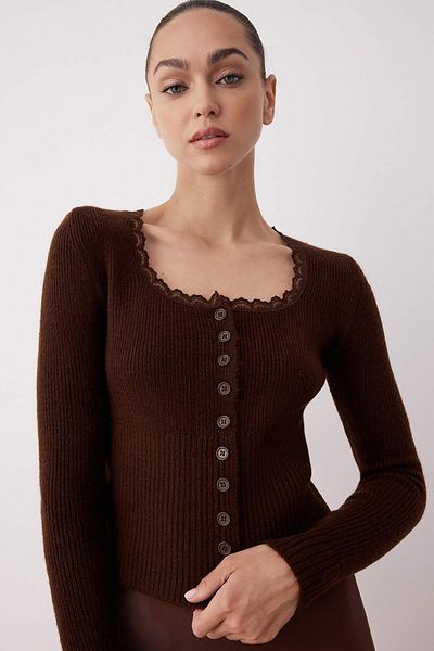 Trendyol Collection Καφέ Crop Lace Garnish Τετράγωνος γιακάς Μαλακή υφή που αγκαλιάζει το σώμα Πλεκτό Ζακέτα TWOAW26HI00061