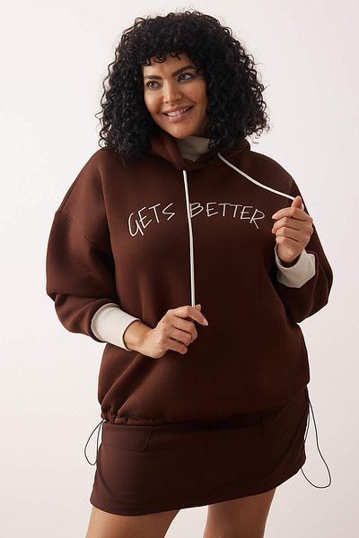 Trendyol Curve Кафяв суитшърт с лозунг с голям размер и ребра - голяма яка Tbbaw25Ao00033