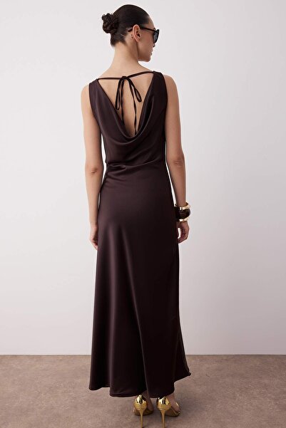 Trendyol Collection Hnědé saténové maxi elegantní šaty Degaje s límečkem A-Line TPRSS25EL00318