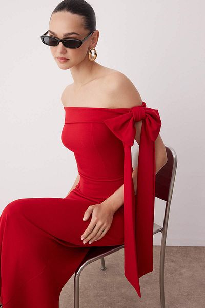 Trendyol Collection Rochie de seară elegantă tricotată roșie, cu umăr, cu detaliu de fundă, rochie de absolvire de seară TPRSS25EL00293
