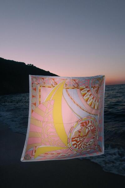 Materia وشاح ملون منقوش