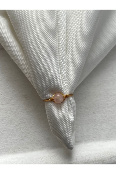 PelvedDesign خاتم سلكي مصنوع يدويًا من الكوارتز الوردي قابل للتعديل باللون الذهبي