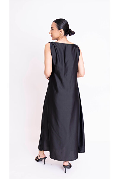 outline Black abaya dress, quarter length