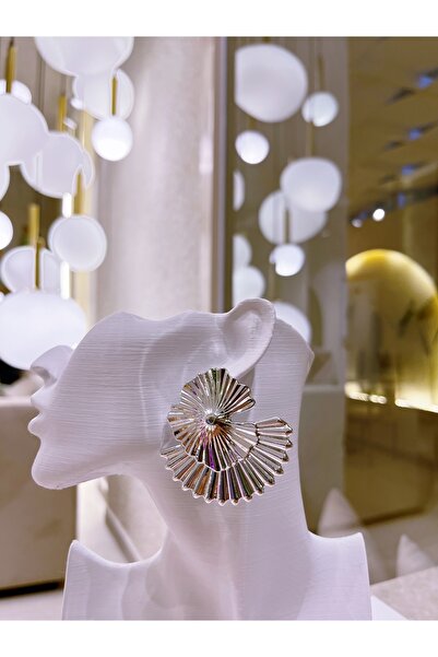 GIFTPALACE Kadın Gümüş Renk Fırfır Form Metal Küpe – Işıltılı Modern Tasarım 1 Çift