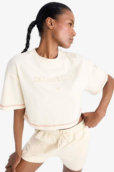 DeFacto Fit Nba Chicago Bulls Cropped Fit Crew Neck Αθλητικό κοντομάνικο μπλουζάκι E3826ax25sm