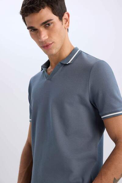 DeFacto Kurzärmliges T-Shirt mit regulärem Schnitt und Polokragen E2251AX25SM