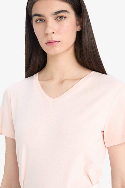 DeFacto Slim Fit Slim Fit V-Ausschnitt Basic Straight Rib Short Sleeve T-Shirt I1080az25sp