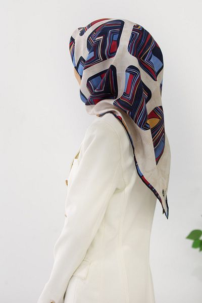 Vissona Twill Silk Scarf with Geometric Square Pattern - Red and Navy Color, 90X90 Planting Shape