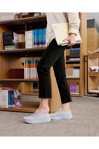 SKECHERS حذاء الجري Max Cushioning Elite 2.0 - Solace للنساء باللون الرمادي 129626   جيبل