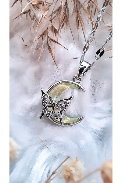 Serenity قلادة نسائية من الفولاذ على شكل فراشة الهلال الأخضر