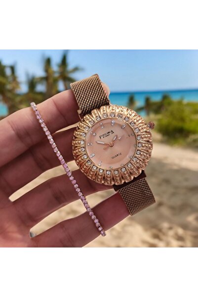 OEM Elegant women's watch with golden bracelet and magnetic closure, bracelet accessory included