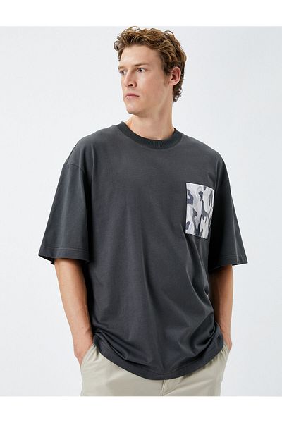 Koton Tricou cu mânecă scurtă imprimată camuflaj cu buzunar