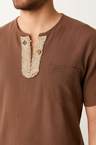 Solvia Officiall Ανδρικό μπλουζάκι σε καφέ χρώμα με έθνικ λεπτομέρειες και λινό εμφάνιση