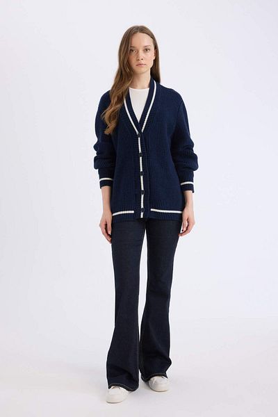 DeFacto Strickjacke mit normaler Passform und V-Ausschnitt D5030AX24AU