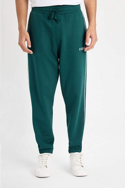 DeFacto Jogginghose mit Fleto-Taschen – bedruckte Jogginghose mit elastischem Bund – D2025AX24WN