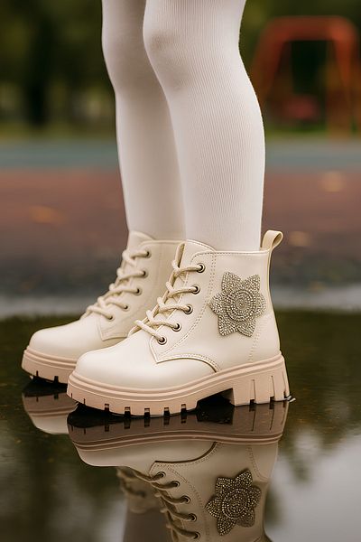 İmerShoes Cizme din piele lacuita bej - florale, strasuri, sireturi, cu fermoar, talpa groasa, cizme zilnice pentru copii 600