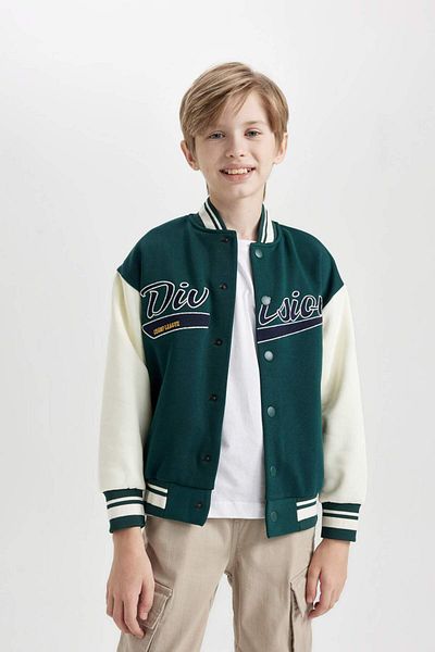 DeFacto Jungen-Bomber-Strickjacke mit College-Kragen, bedruckt, Druckknopfverschluss, Taschen, saisonale leichte Bomber-Strickjacke C9282A824AU