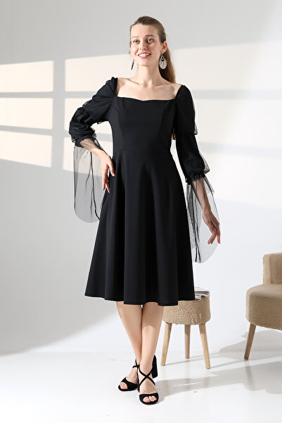 Fasmia ROCHIE NEGRĂ FĂRĂ BRETE CU DETALII PE MÂNĂ, DECOLTEU ÎN FORMĂ DE INIMĂ