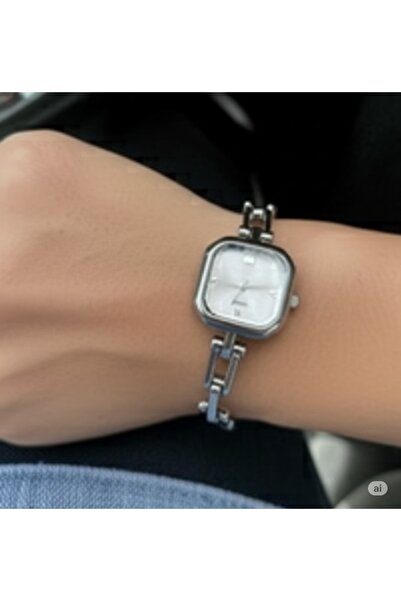 FAMEMUS ACCESSORY A stylish watch