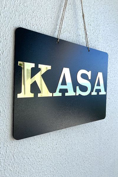 Kuzeylina لافتة توجيه مكتوبة من KASA - بليكسي جلاس بمرآة ذهبية فوق MDF أسود (29 × 20 سم)