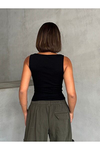 The Base Жіночий білий тканинний топ з нульовими рукавами та човниковим вирізом