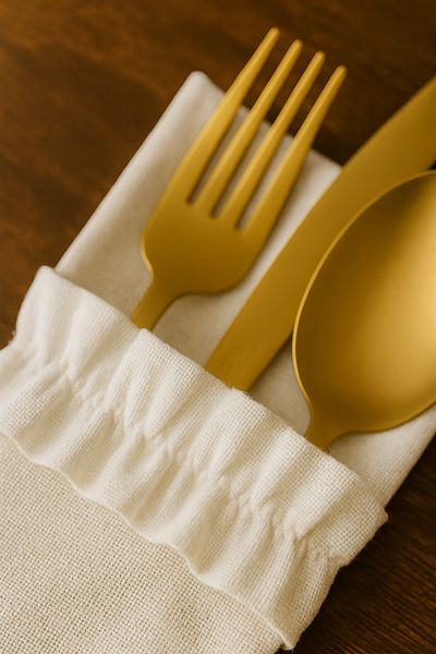 Mirilliahome Set de 12 veselă din in brut – Serviciu american cu volane și suport pentru tacâmuri/servetele
