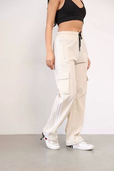 SuQ Parachute Fabric Cargo Pocket Baggy Sweatpants - Beige