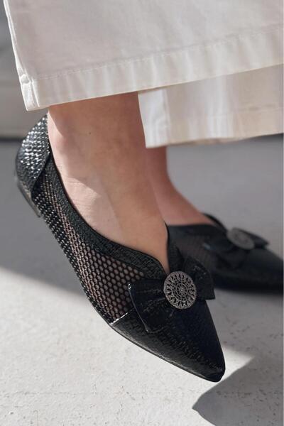 I Love Shoes حذاء باليه نسائي شبكي بتفاصيل شريطية من Zuneya باللون الأسود