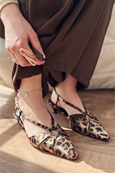 I Love Shoes حذاء Ozeras Satin Leo ذو الكعب القصير المزخرف