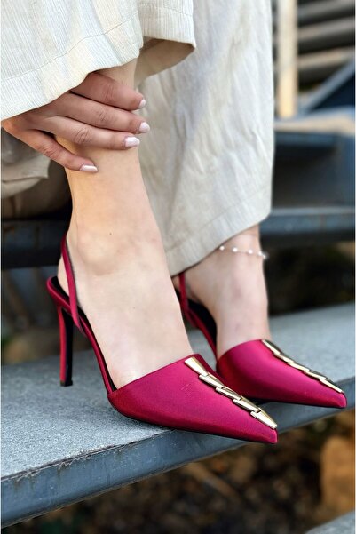 I Love Shoes حذاء جايلين ساتان كلاريت أحمر بكعب عالٍ للنساء