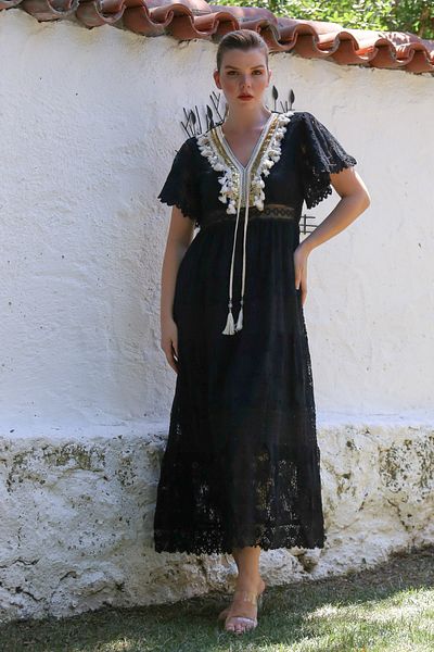 Chiccy Ιταλικό μαύρο φόρεμα με λαιμόκοψη V με δαντέλα με φούντα με λεπτομέρεια casual υφαντό φόρεμα 136 55