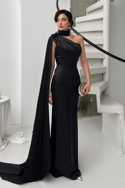 Serica Moda Siyah Tek Omuz Şal Detaylı Asimetrik Saten Abiye Elbise