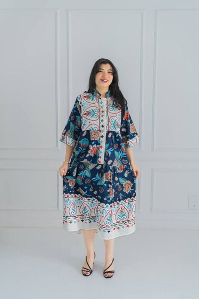 AFandina A midi printed jalabiya, a look that combines authenticity and natural beauty.
