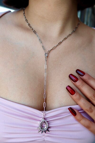 TAKIŞTIR قلادة على شكل حرف Y مصنوعة من الحجر الفضي اللون