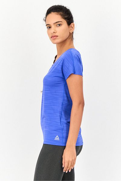 Reebok قميص رياضي نسائي بشعار العلامة التجارية، باللون الأزرق