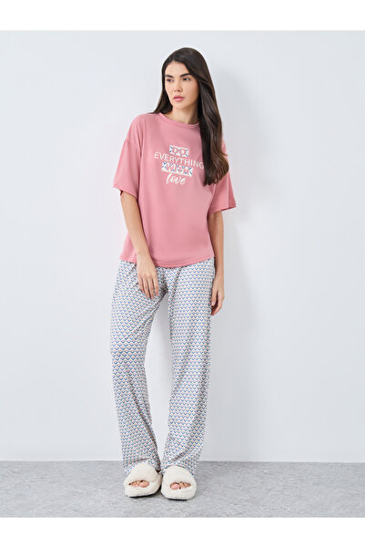 Styli طقم بيجاما بطبعة هندسية وتيشيرت منسدل الكتفين بشعار