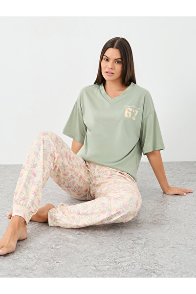 Styli طقم بيجامة مزهر مع تي شيرت مربع الشكل وفتحة رقبة على شكل حرف V وأكتاف م...