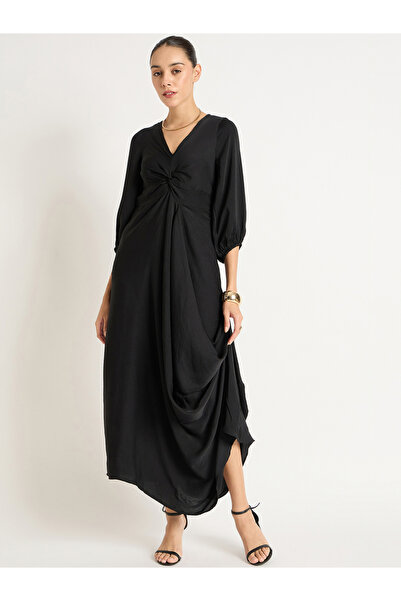 Styli فستان ماكسي أسود ملتوي من الأمام من الساتان