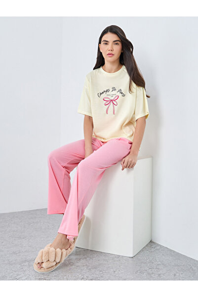 Styli طقم بيجاما وتيشيرت بطبعة باريس فيونكة جرافيكية مع أكتاف منسدلة