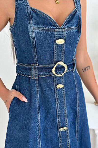 FEMELLE Altın Tokalı Kemerli Askılı Kot Elbise – V Yaka, Düğmeli, Cepli Midi Jean Elbise