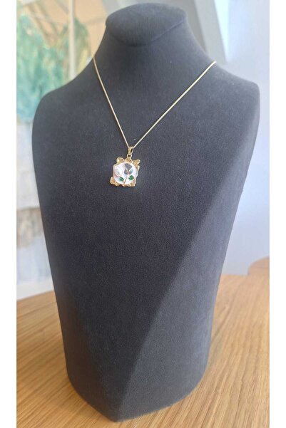 OLEN Elegant Gold Necklace with Enamel Pearl Detail – Flower and Leaf Design with Gold Frame