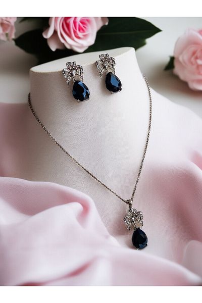 FAYRA ACCESSORIES طقم أقراط وقلادة على شكل فيونكة من حجر الزركون