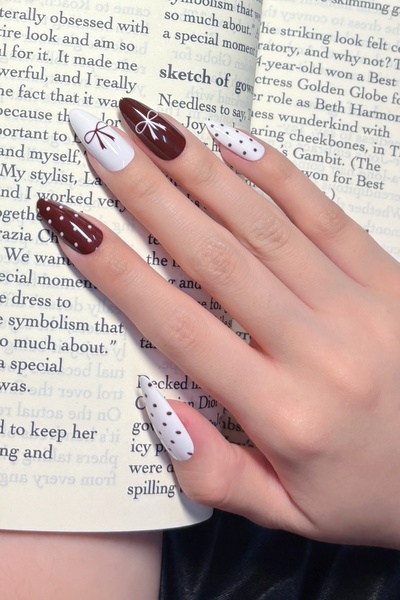 Easy Beauty Badem Tırnak Beyaz ve Bordo Fiyonklu Orta Uzunlukta 24 Adet Takma...