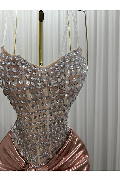 Diva style A distinctive and elegant evening dress made of satin and hand embroidery.