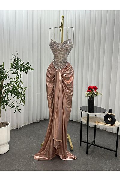 Diva style A distinctive and elegant evening dress made of satin and hand embroidery.