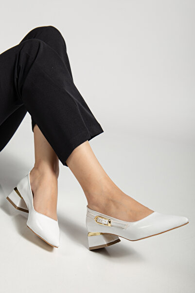 Dubais Shoes Κομψά γυναικεία παπούτσια με χαμηλό τακούνι 4 εκ. με κλειστή πλάτη και χρυσή αγκράφα στο πλάι