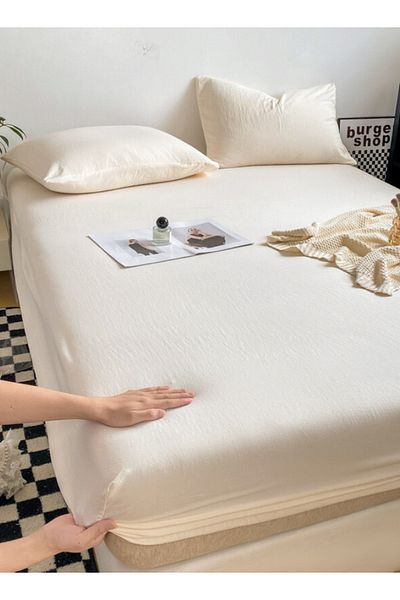 LUNA HOME 3-Piece Set:single-size fitted bedsheet and two pillowcases, washable cotton in a milky white color.