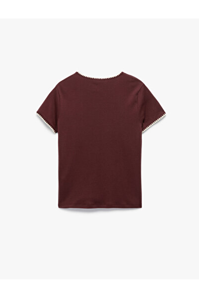 Koton Βαμβακερό μπλουζάκι με κοντό μανίκι με λαιμόκοψη με λεπτομέρεια από βελονάκι