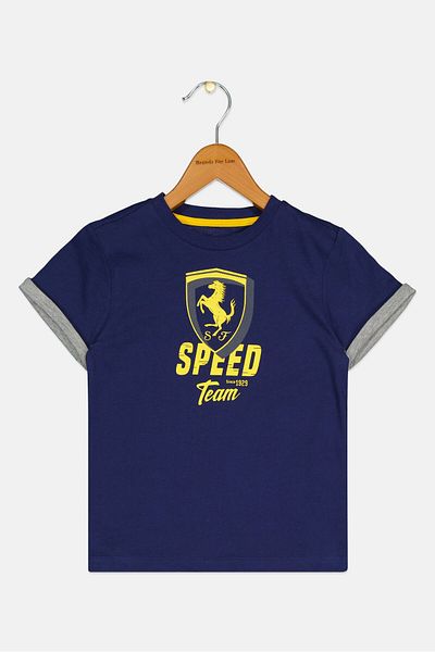 Scuderia Ferrari تي شيرت خارجي بأكمام قصيرة وطبعة جرافيكية للأولاد الصغار، أزرق داكن
